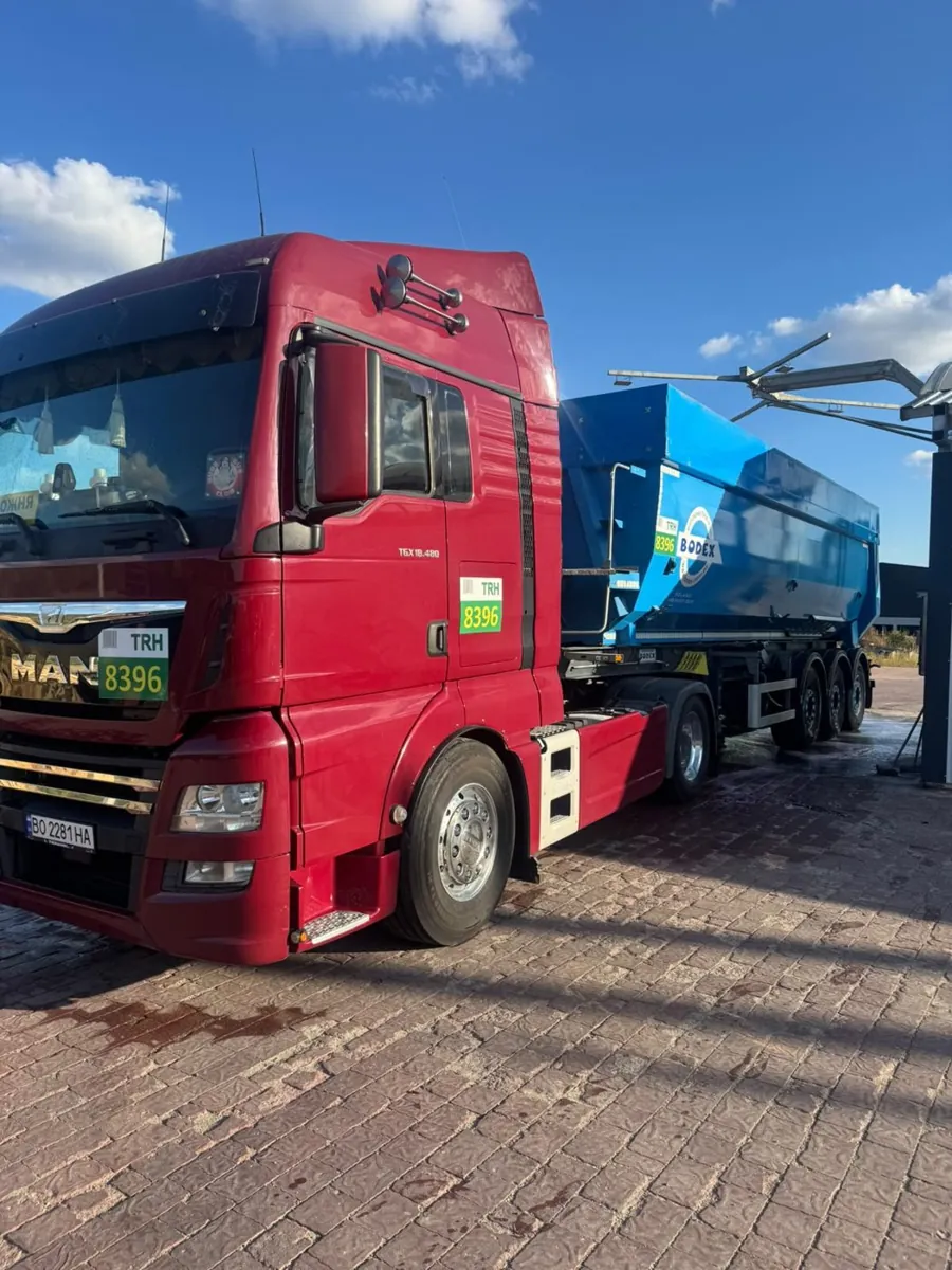 Truck with blue tipper trailer